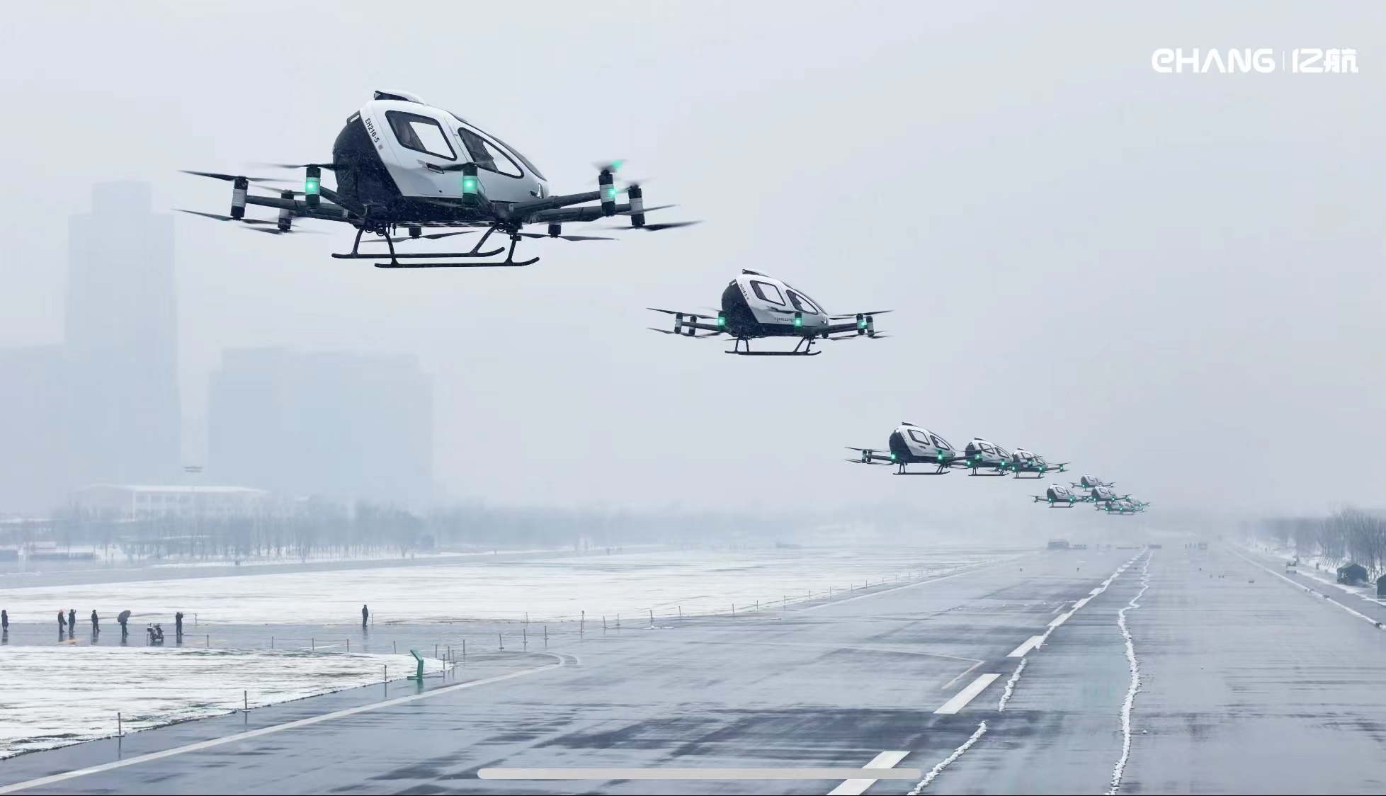 12架EH216-S无人驾驶载人航空器在合肥同时起飞