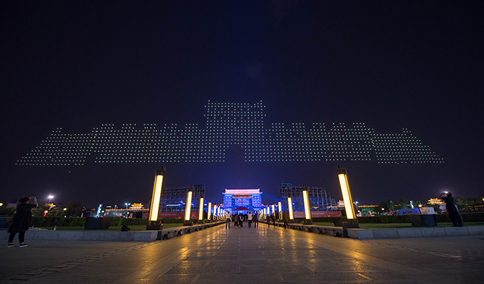 EHang Egret’s 1374 drones dancing over the City Wall of Xi’an, achieving a Guinness World Records title